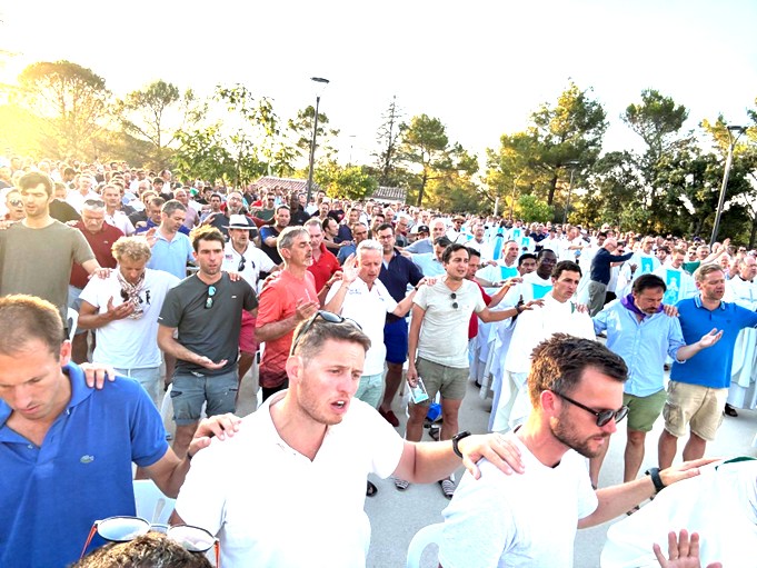 Rassemblement des pèlerins en soirée
