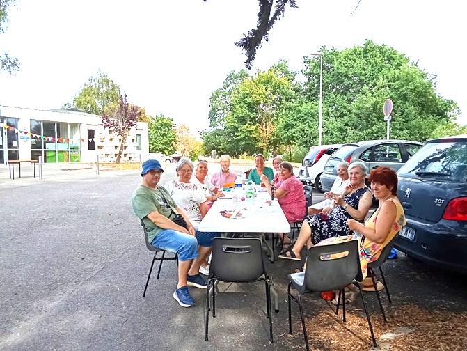 Repas convivial près de l'église
