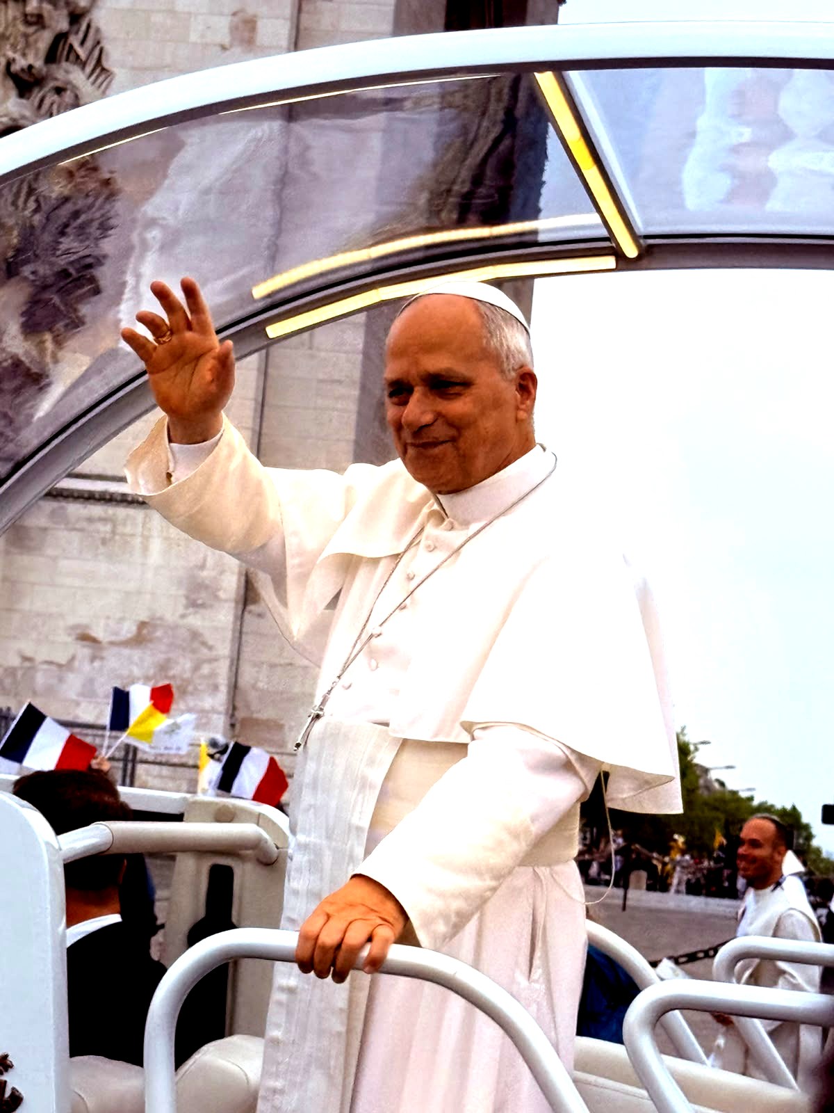 Le pape Léon XIV saluant la foule depuis la papamobile