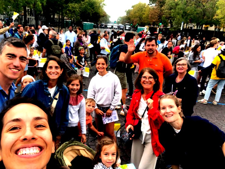 Groupe de jeunes et de familles de la paroisse en selfie sur les Champs-Élysées
