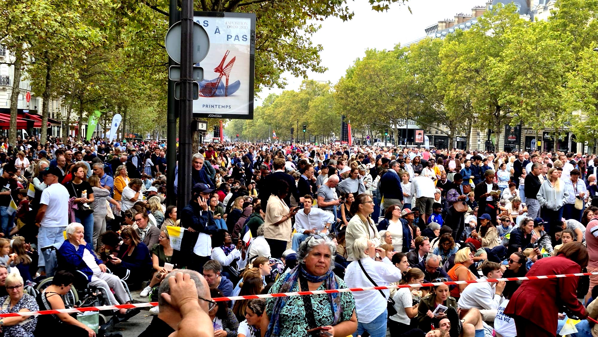 La foule massée sur les Champs-Élysées pour la messe