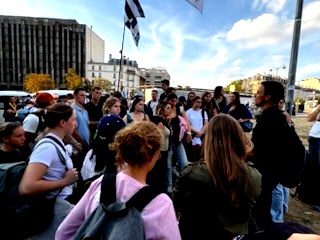 Des jeunes dans la foule lors de la célébration
