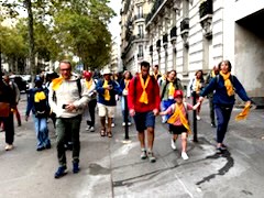 Les pèlerins nazairiens marchant dans les rues de Paris