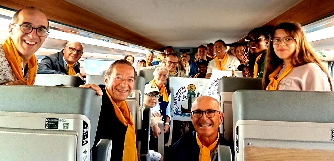 Pèlerins nazairiens en foulards jaunes dans le TGV pour Paris