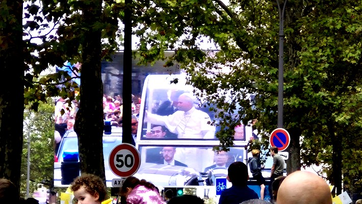 La papamobile passant au milieu de la foule