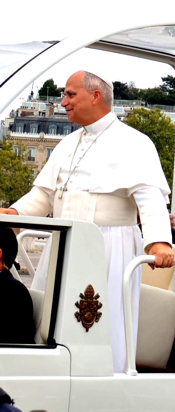 Le pape Léon XIV en blanc dans la papamobile
