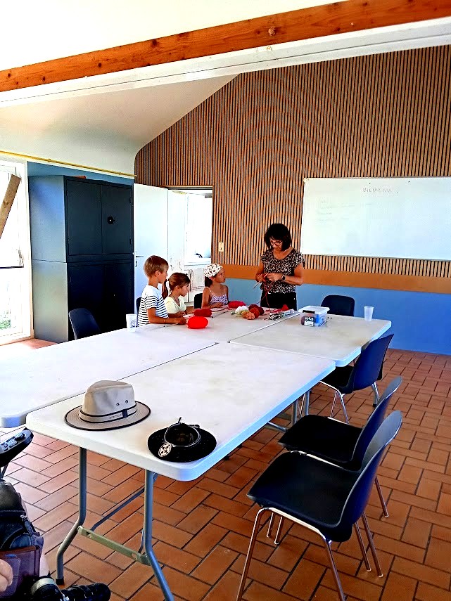 Enfants autour d’une grande table lors d’un atelier du Patro
